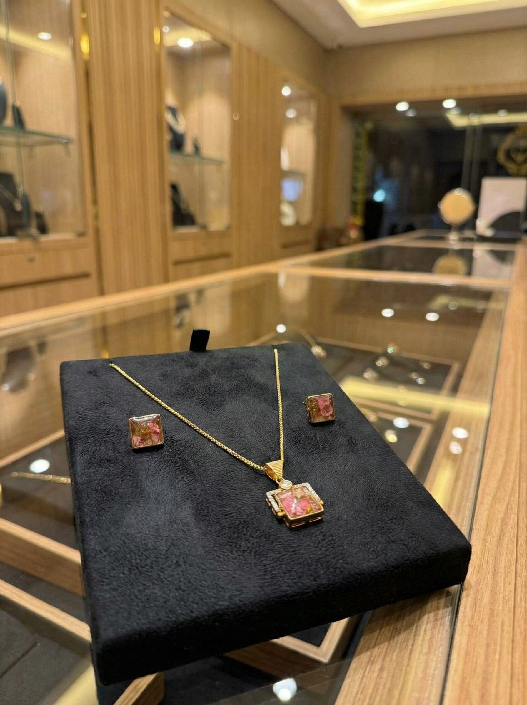 Handcrafted "Eternal Bloom" Botanical Jewelry Set – 18K Gold Plated Spinner Necklace & Studs