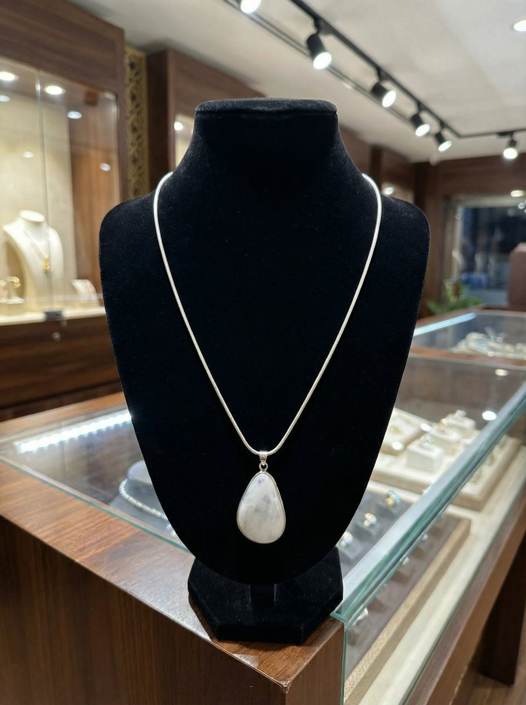 The Raat Pendant